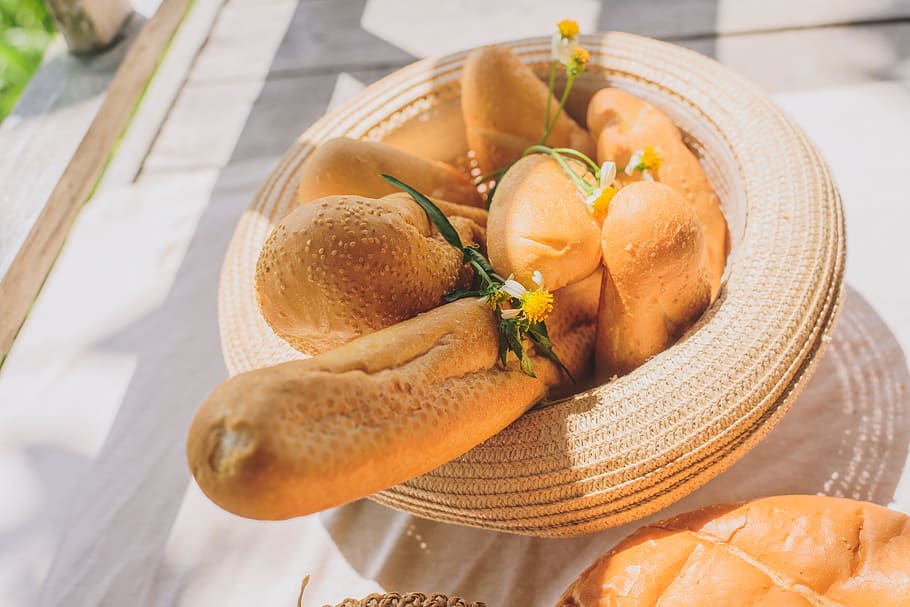 Bread rolls in a woven basket, breakfast, delicious, homemade HD wallpaper