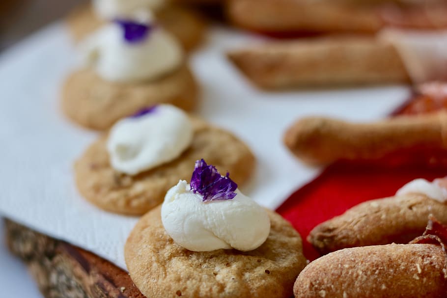 chunks, crispy bread, flowers, cream cheese, reception, aperitif HD wallpaper