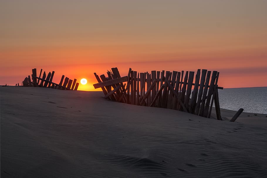 dunes, sand, dawn, sun, fence, sky, scythe, the curonian, russia HD wallpaper