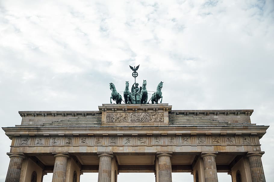 Brandenburg Gate a landmark and symbol all in one with over two hundred years of German history, HD wallpaper