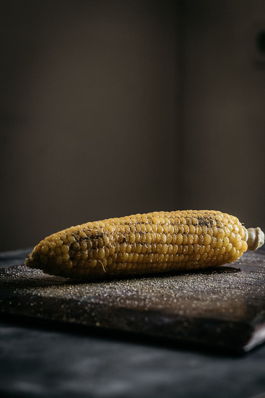 Corn on Brown Chopping Board, dark, delicious, food, indoors HD wallpaper