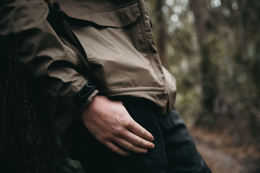 man wearing gray zip-up jacket, midsection, one person, focus on foreground HD wallpaper