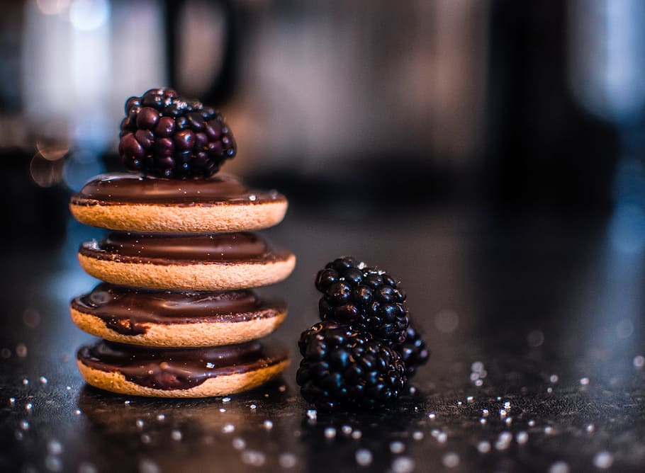 Raspberry on Cookie, baking, biscuits, breakfast, chocolate, close-up HD wallpaper