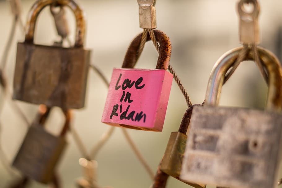 Selective Focus Photography of Pink and Gray Love in R'dan Padlock HD wallpaper