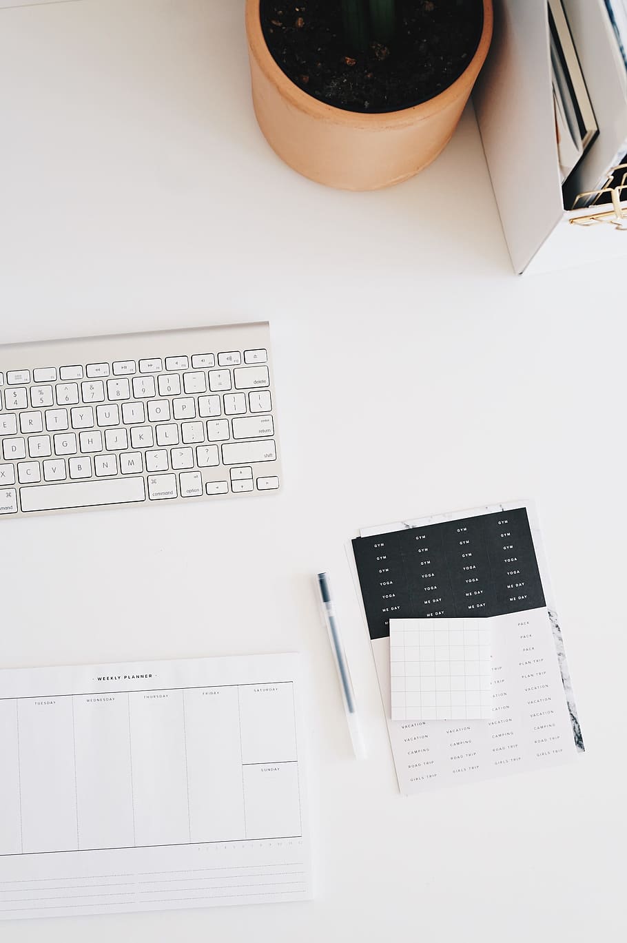Apple wireless keyboard on white surface, flatlay, desk, calendar HD wallpaper