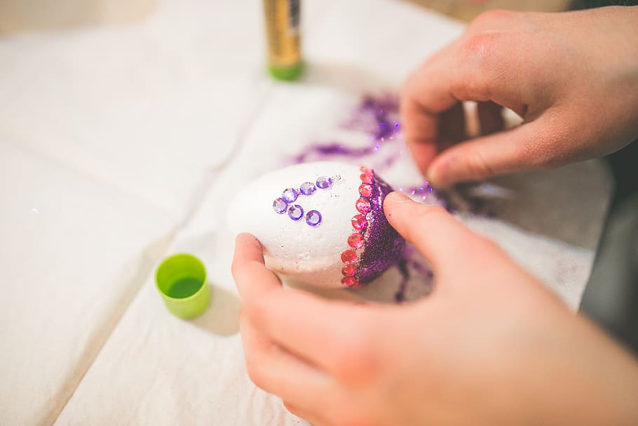 Close up of girl hands coloring easter eggs, closeup, decor, decorating HD wallpaper