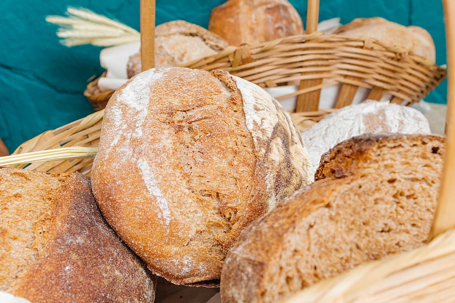 baked bread in basket, food, bun, breakfast, bread loaf, french loaf HD wallpaper
