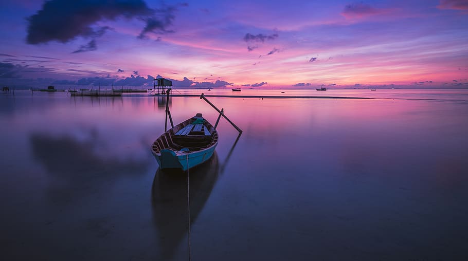 Green Boat With Oars on Both Side during Golden Hour Panoramic Photography HD wallpaper