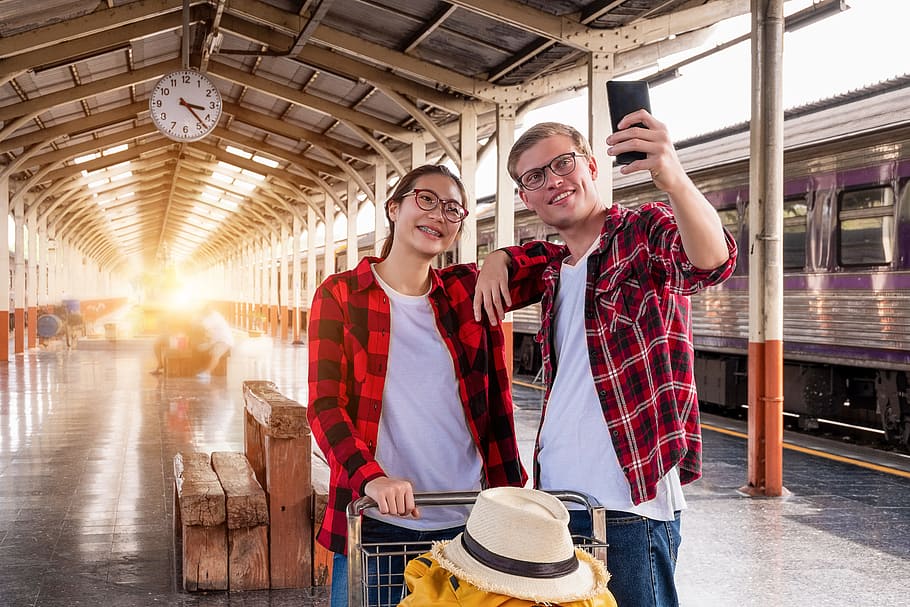 Man and Woman at the Train Station Taking a Selfie, bench, cellphone HD wallpaper