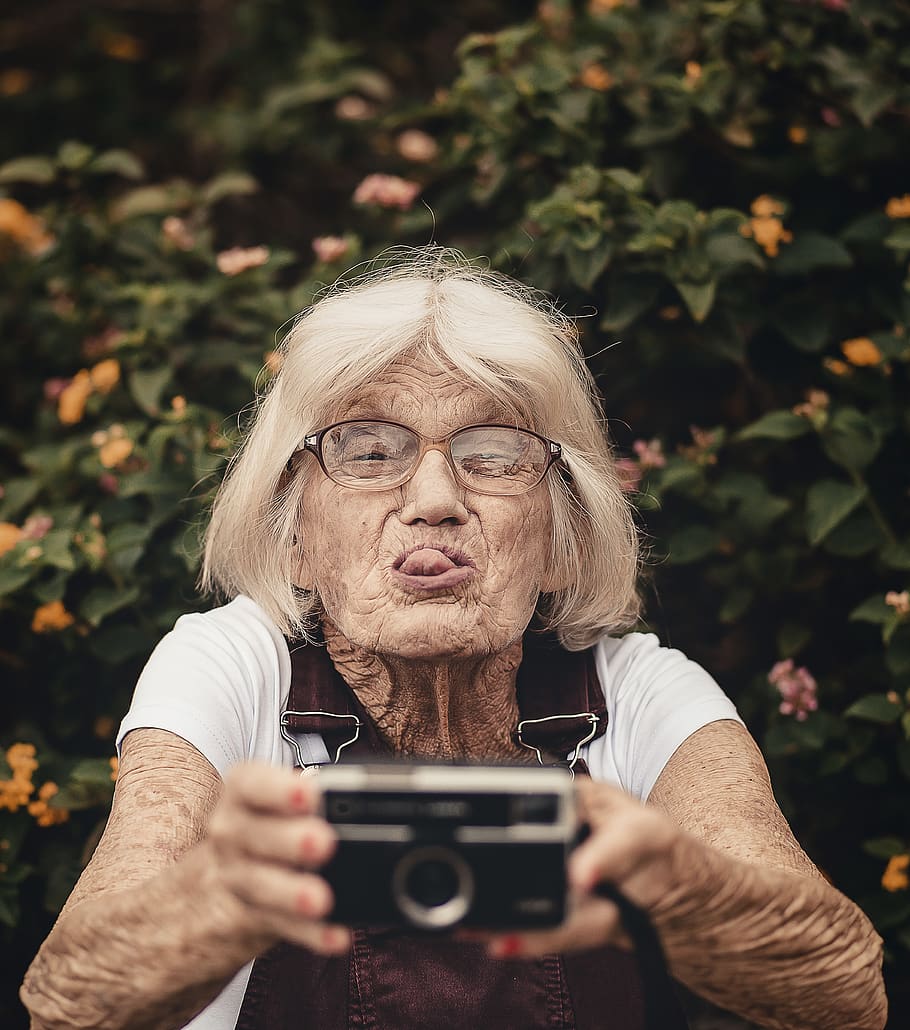Woman taking Selfie, camera, close-up, elder, elderly, eyeglasses HD wallpaper
