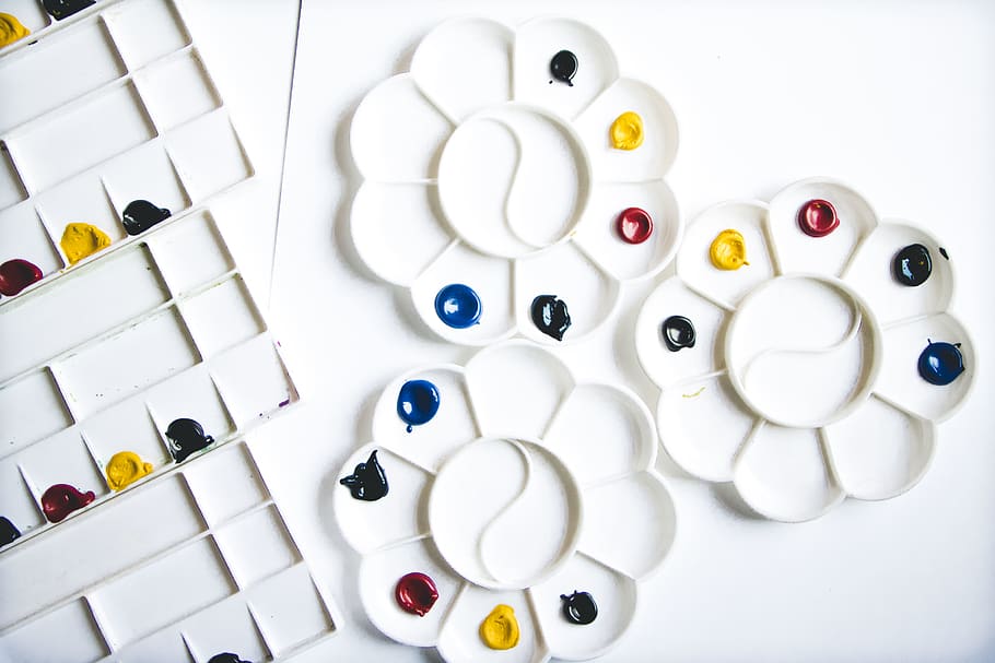 white plastic organizer on white surface, large group of objects HD wallpaper