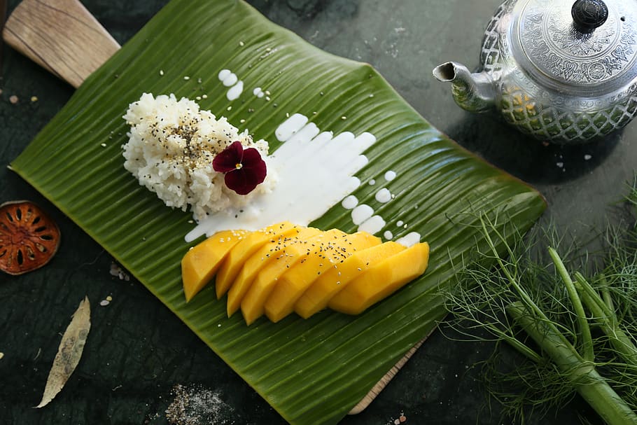 mango sticky rice, thai dessert, coconut milk, banana leave, HD wallpaper