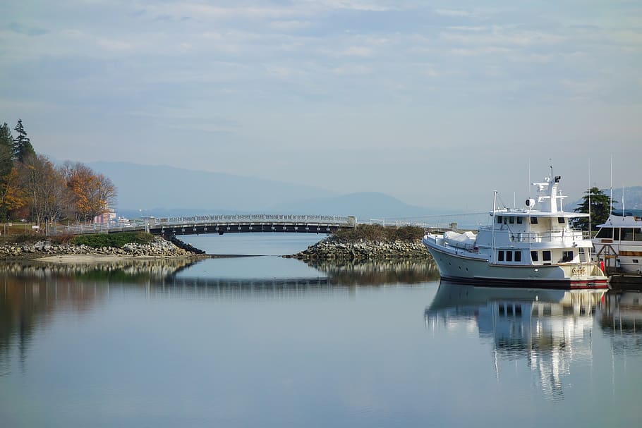 yacht, water, bridge, reflection, mirrored, travel, boat, leisure HD wallpaper