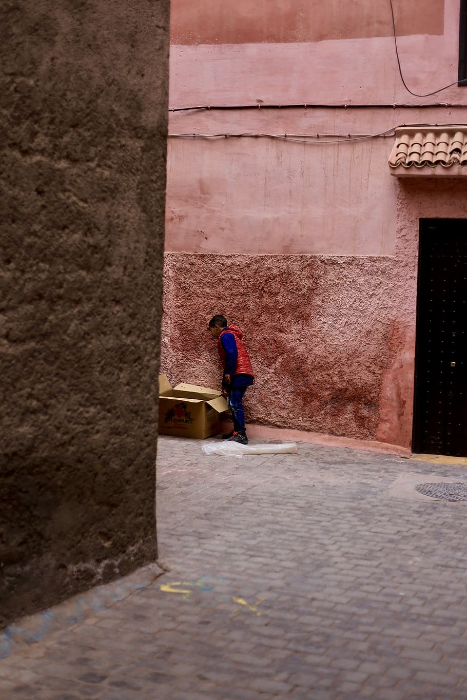 marrakesh, morocco, cute kid, peeking, cats in a box, medina, HD wallpaper
