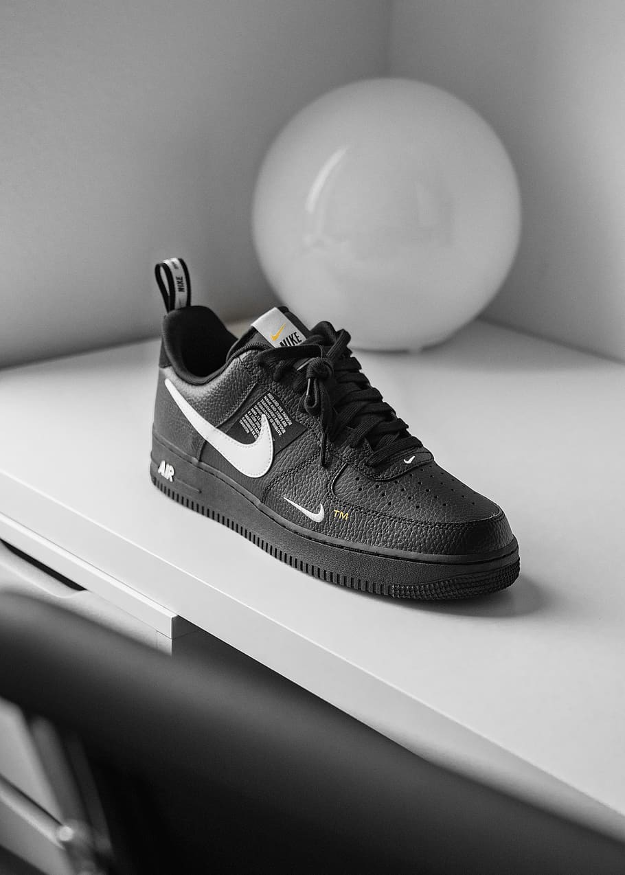 unpaired OFF WHITE X Nike Air Force 1 low-top sneaker, indoors
