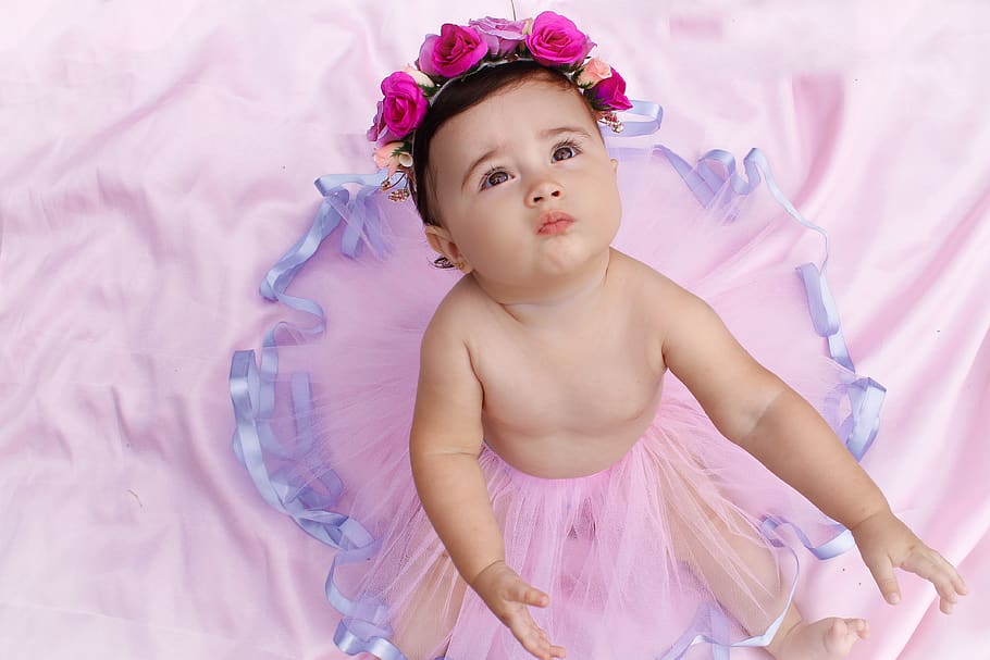 Baby Looking Up, adorable, beautiful, bed, body, child, close-up, HD wallpaper