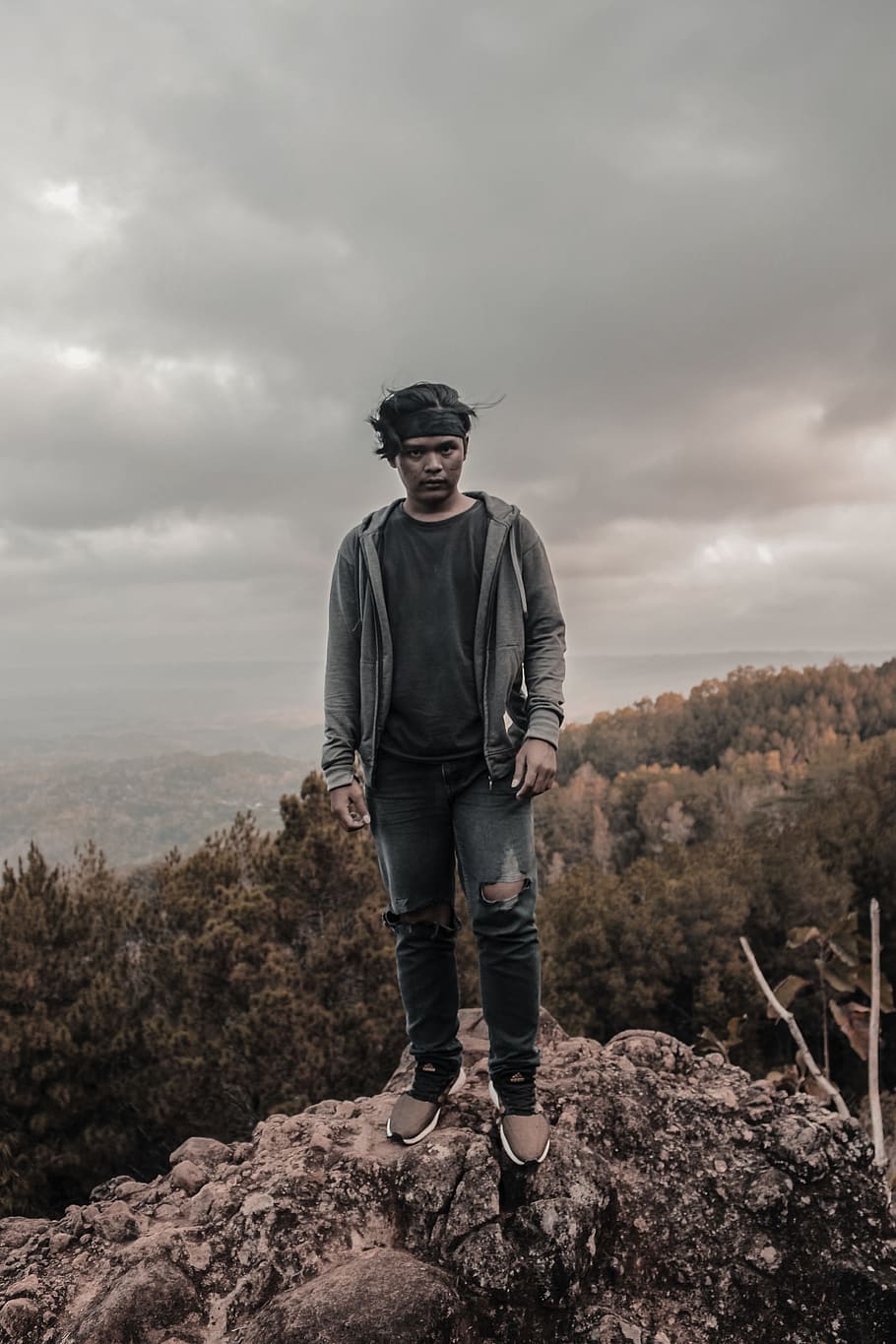 Man In Grey Zippered Jacket And Black Jeans, adventure, climb HD wallpaper