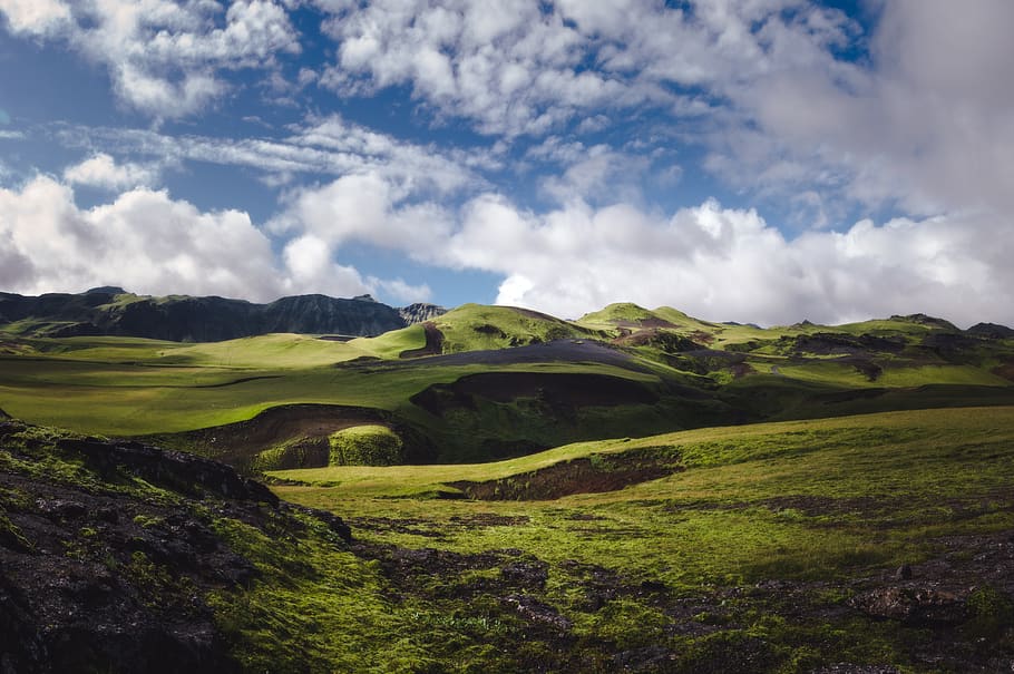 green open field under dramatic clouds during daytime, cloud - sky HD wallpaper