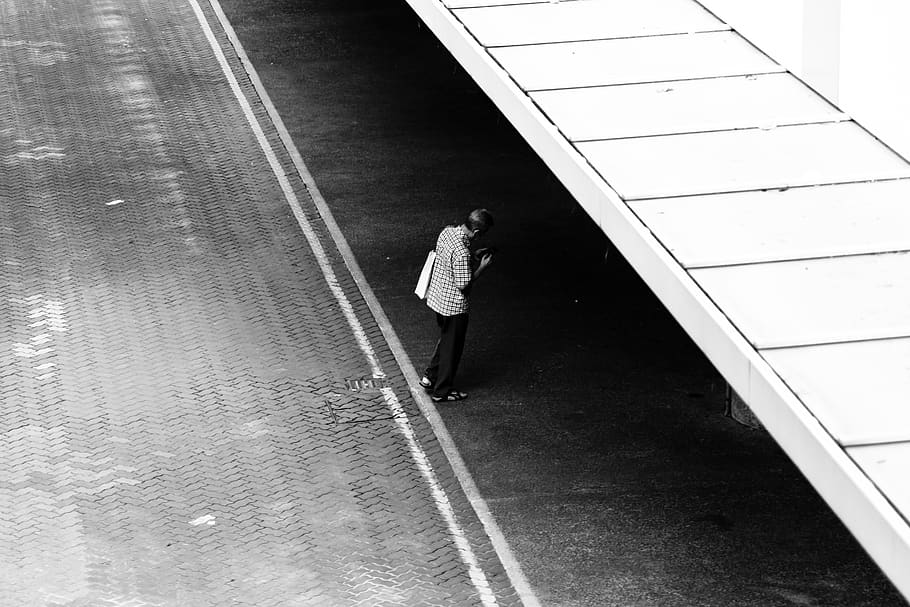 black and white, elderly, shadow, lines, full length, one person HD wallpaper