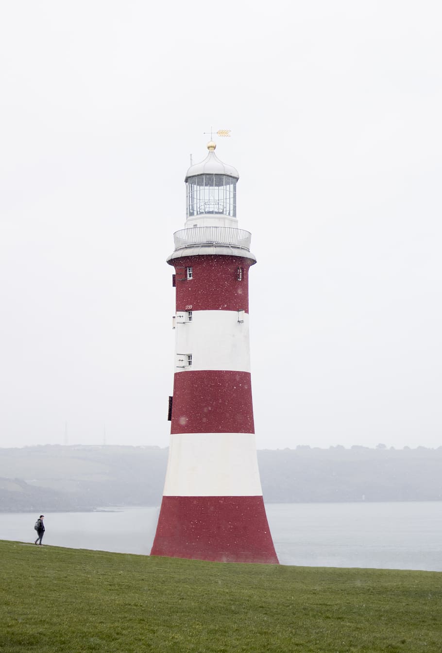 White and Red Lighthouse Surrounded by Green Grass Field, architecture HD wallpaper