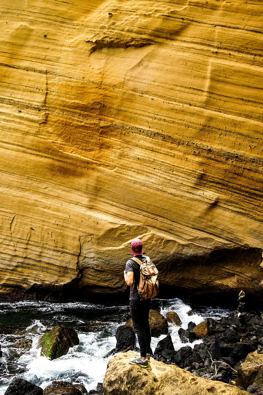 reunion, cap jaune, wall, yellow, travel, explore, backpack HD wallpaper