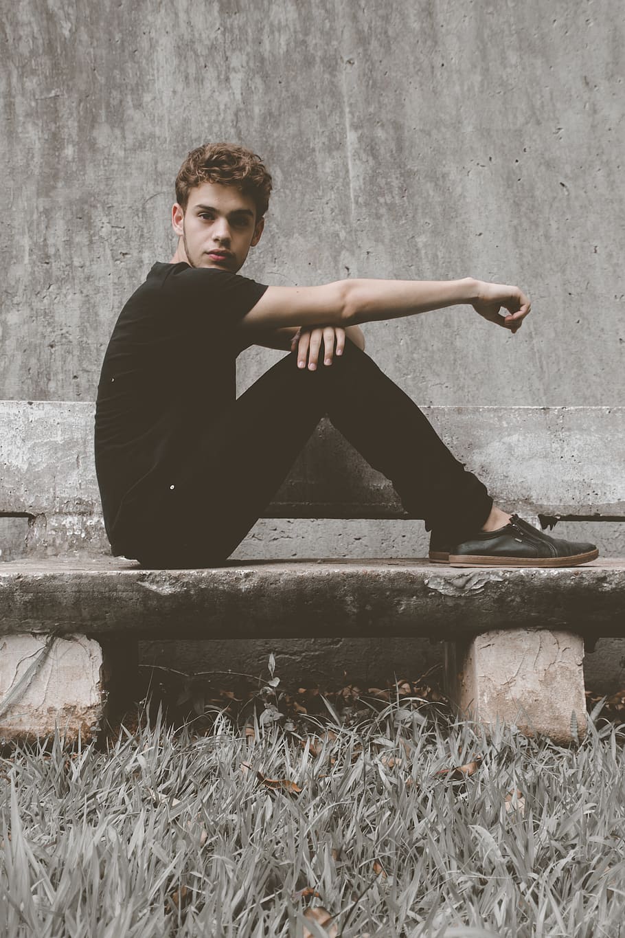 Man Wearing Black Crew-neck Sitting on Bench, casual, fine-looking HD wallpaper