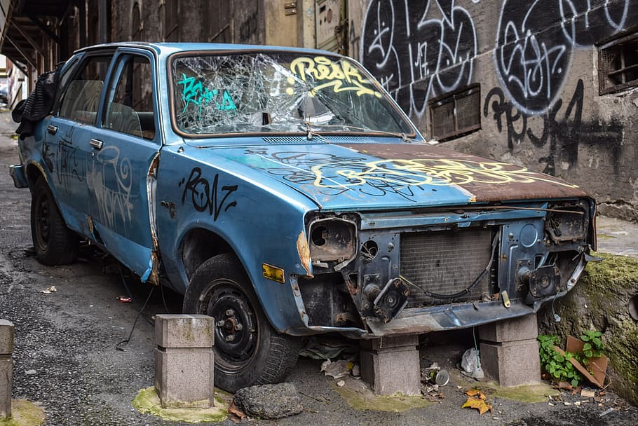 car, wreck, crash, scrap, vehicle, collision, damage, graffiti HD wallpaper