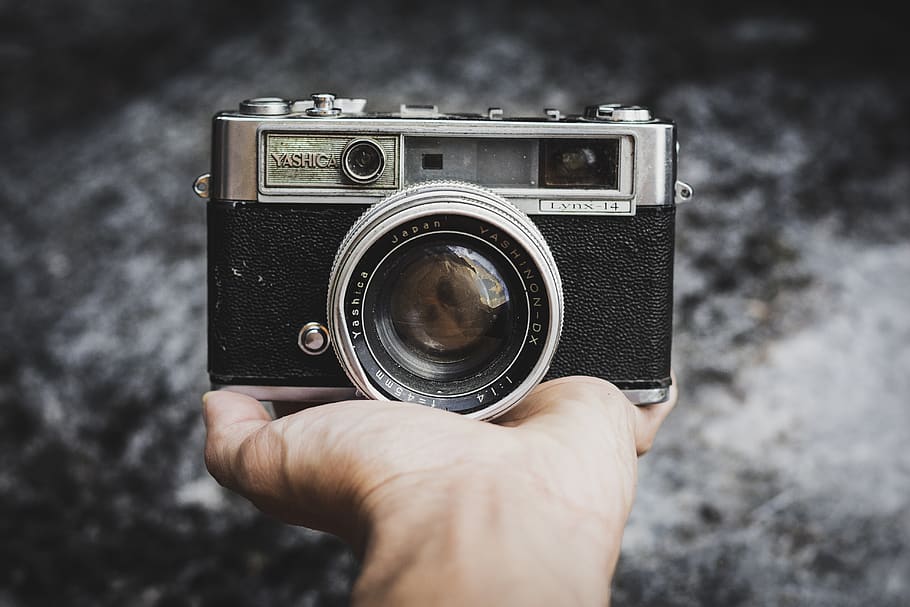 Black and Grey Yashica Camera, blurred background, camera lens HD wallpaper