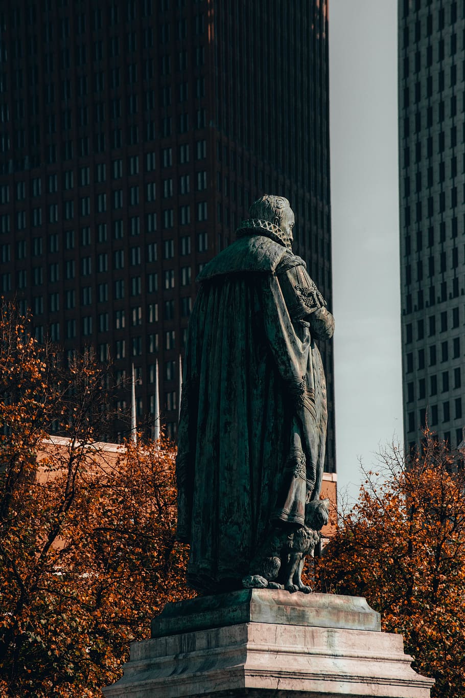 man in robe statue, art, sculpture, plant, tree, flora, night HD wallpaper