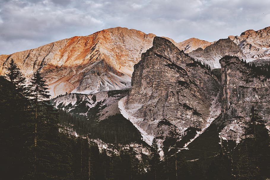 Ảnh phong cảnh núi đá Rocky Mountain ánh sáng ban ngày sẽ mang đến cho bạn sự kì diệu của thiên nhiên. Tận hưởng những khung cảnh thiên nhiên kỳ vĩ nơi đây và thưởng thức trải nghiệm tuyệt vời nhất. Hãy bước vào hình ảnh này, cảm nhận sự tuyệt vời ở mọi nơi.