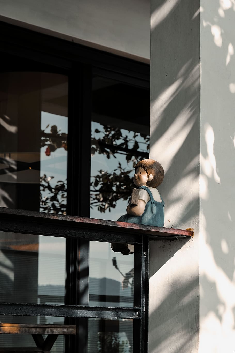 Girl Statue, architecture, balcony, building, daylight, modern architecture HD wallpaper