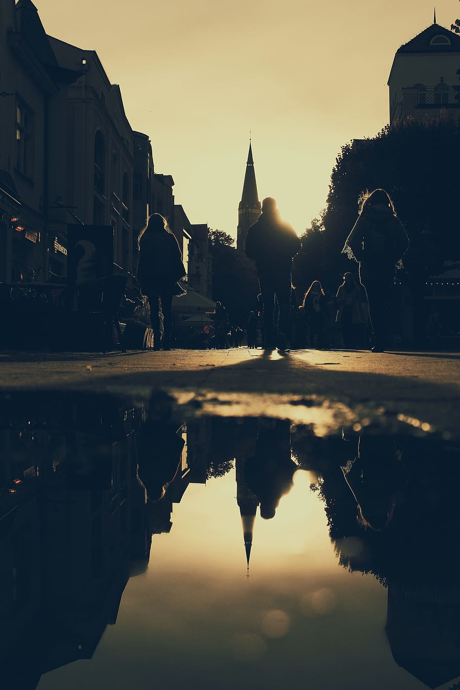 Silhouette of People Walking on Street Reflected on Puddle, architecture HD wallpaper