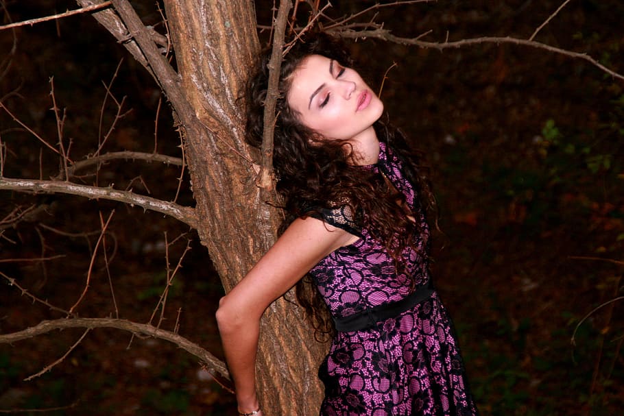 tree, pose, girl, portrait, wood, beauty, princess, young adult HD wallpaper