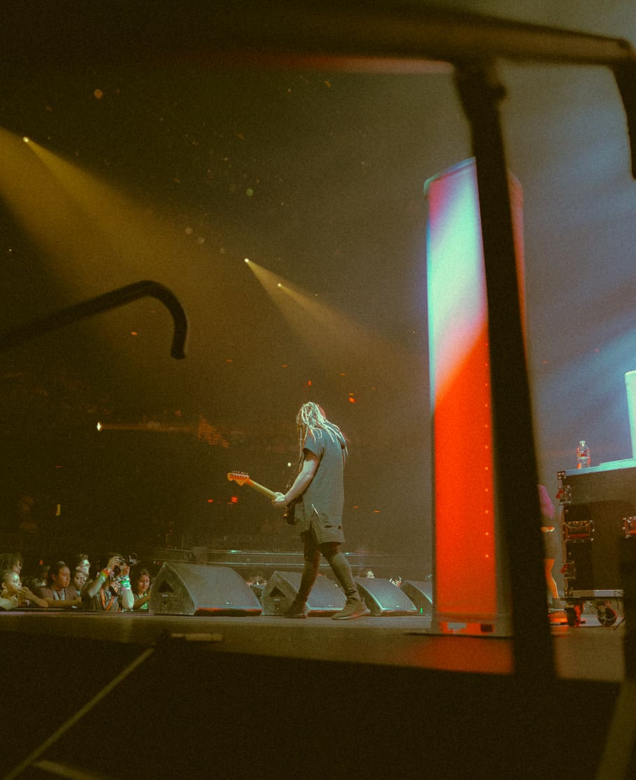 black shirt screengrab, human, person, stage, crowd, lighting HD wallpaper
