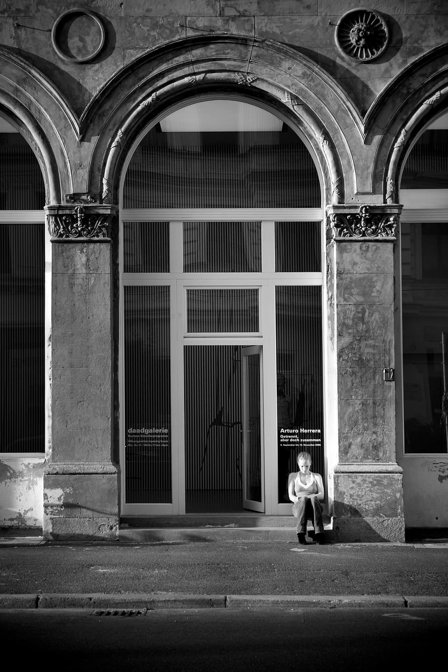 germany, berlin, looking down, contrast, entrance, black and white HD wallpaper