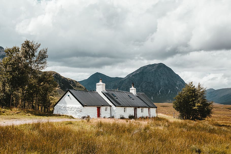 white and black house near mountain during daytime, white house HD wallpaper