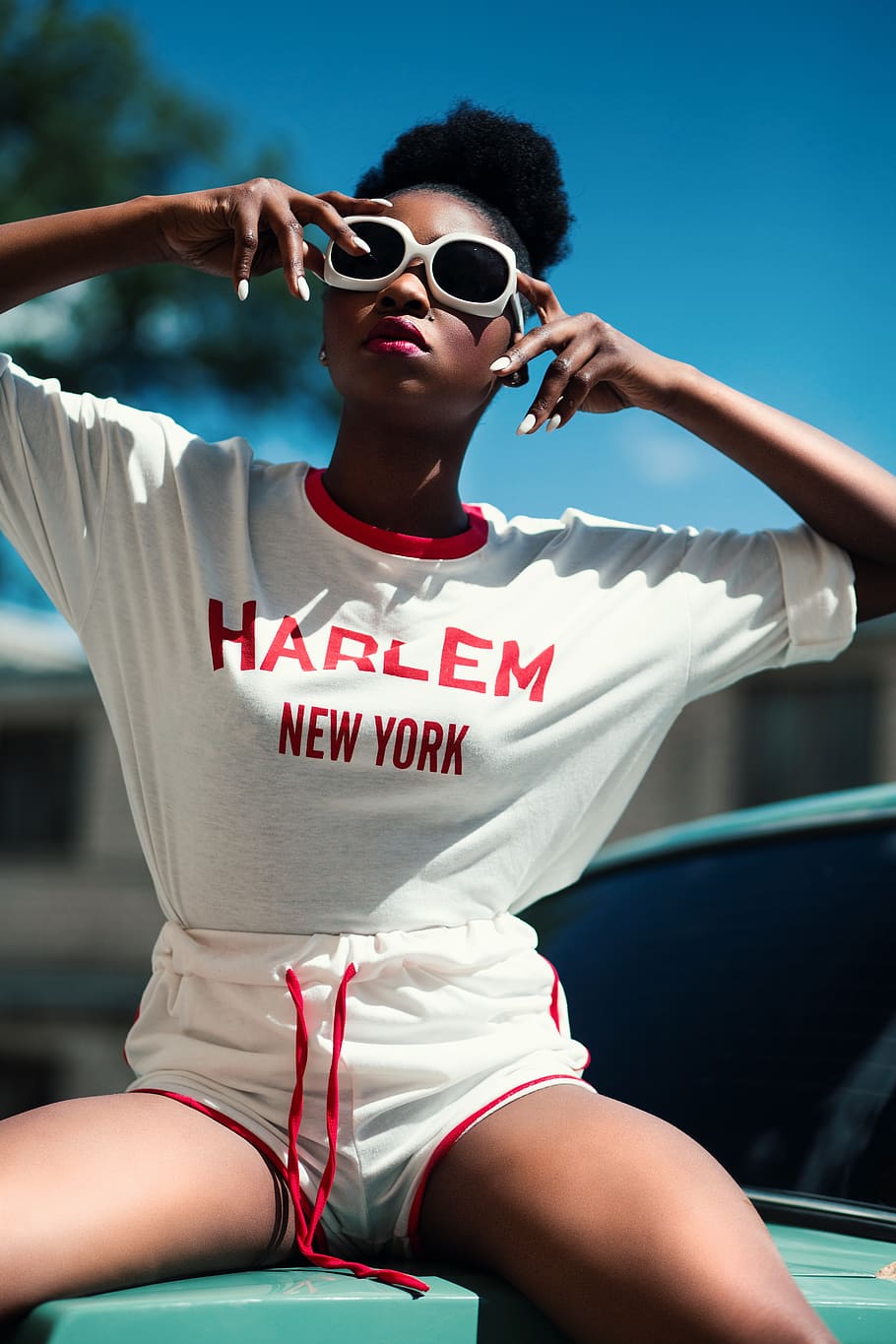 Woman Wearing White and Red Harlem New York Printed Round-neck Batwing-sleeved Shirt With Drawstring Dolphin Shorts HD wallpaper