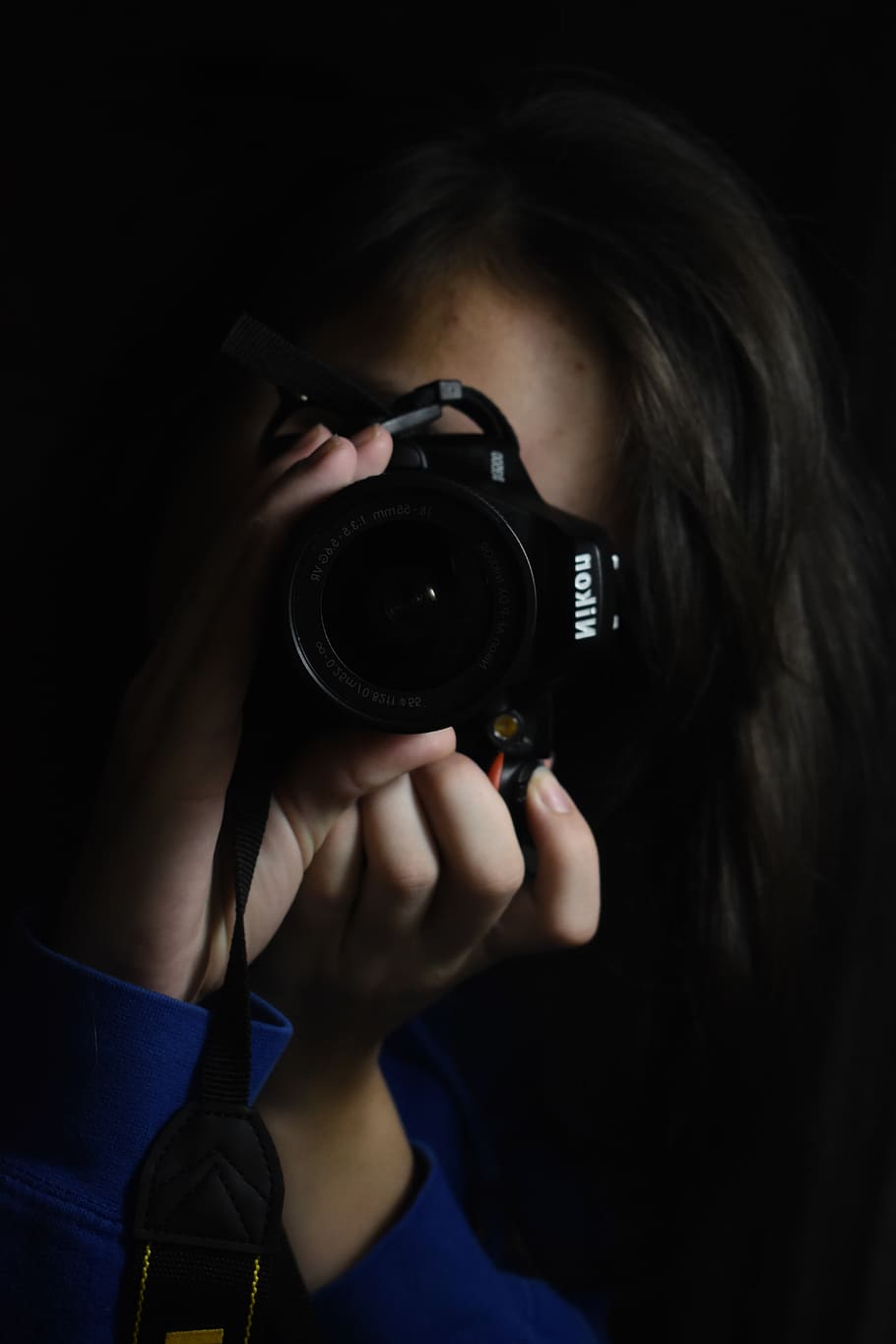 Фото девушки с фотоаппаратом без лица