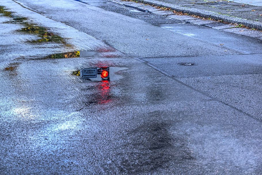 traffic lights, mirroring, reflection, puddle, water, rain HD wallpaper