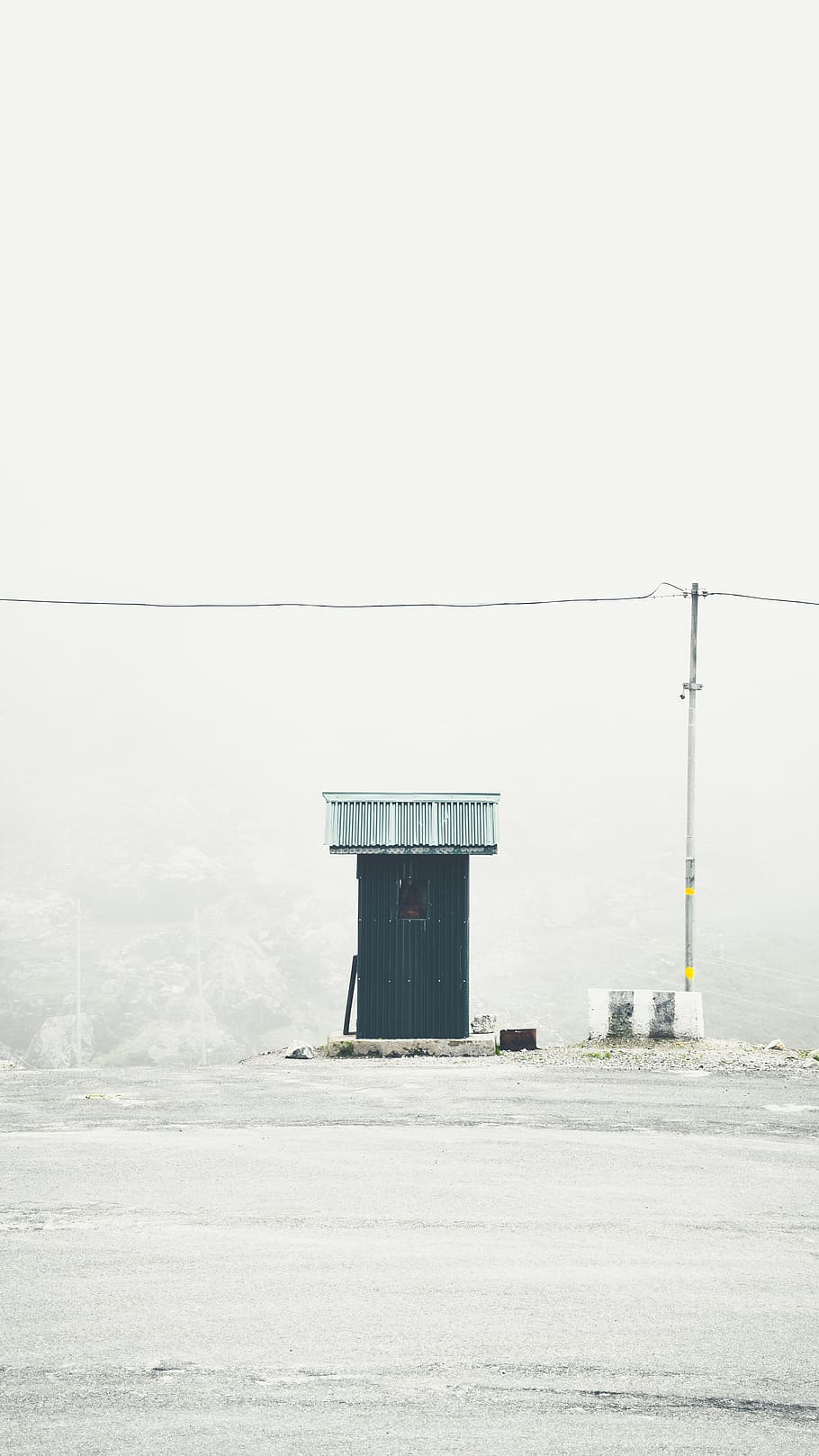 guard post, fog, moody, wire, minimal, mountain, peak, road HD wallpaper