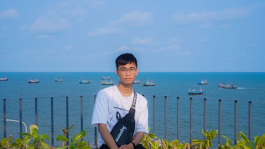 boy, beach, sky, the waves, boat, clouds, nice, scene, knife HD wallpaper