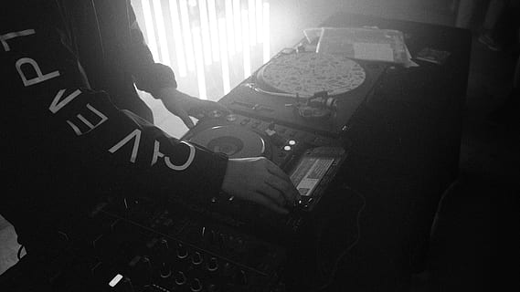 person using turntable, human, dj, hand, arcade game machine HD wallpaper