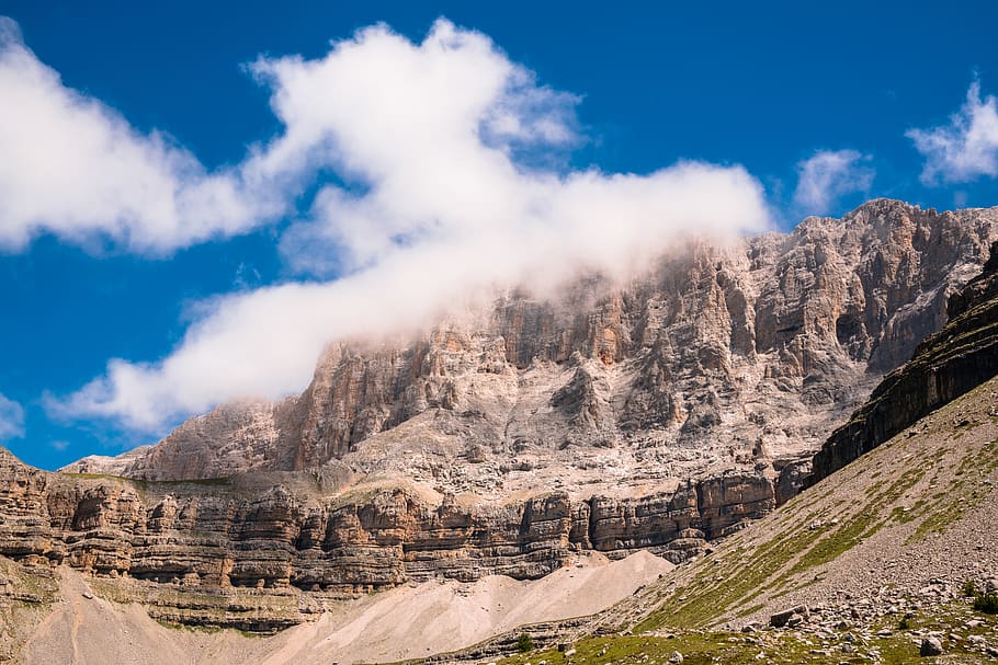 mountain under white skies, nature, outdoors, mountain range HD wallpaper