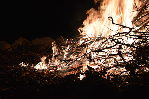 bonfire, flame, night, summer, heat, warm, cosy, dark, silhouette HD wallpaper