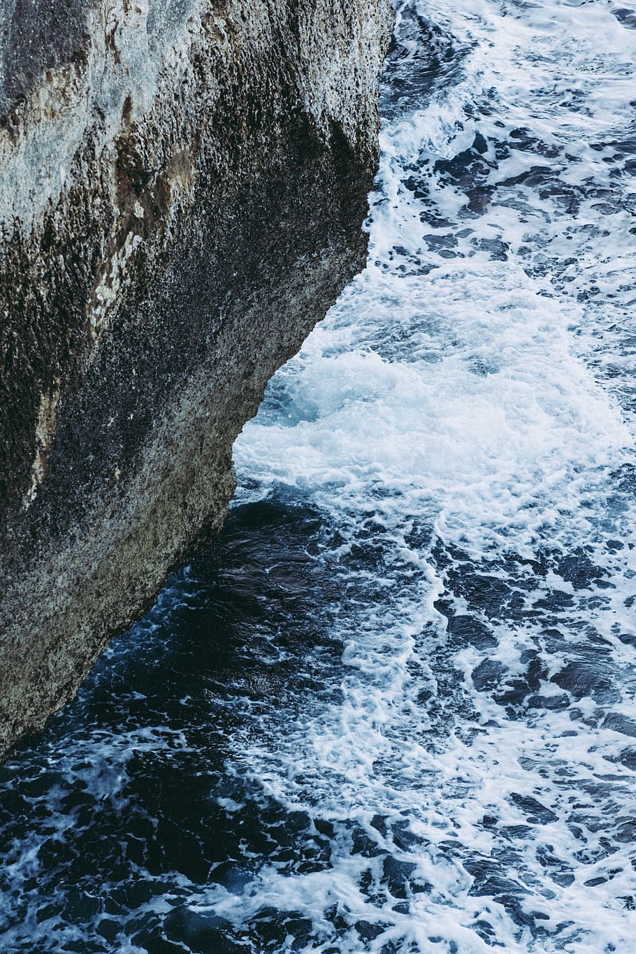 splashing waves on rock, sea, ocean, water, stone, nature, earth HD wallpaper