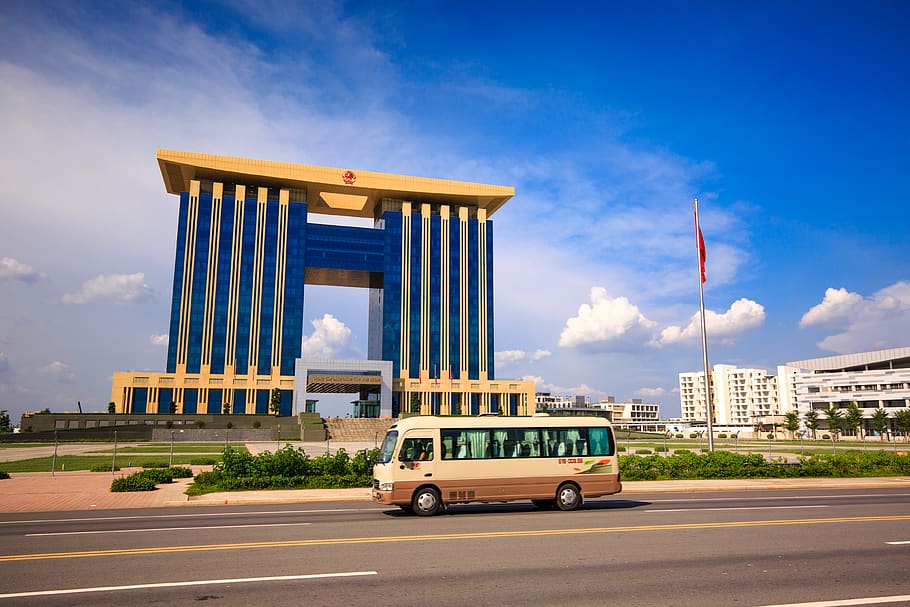 Bus on Road Near Brown and Blue Building, architectural design HD wallpaper