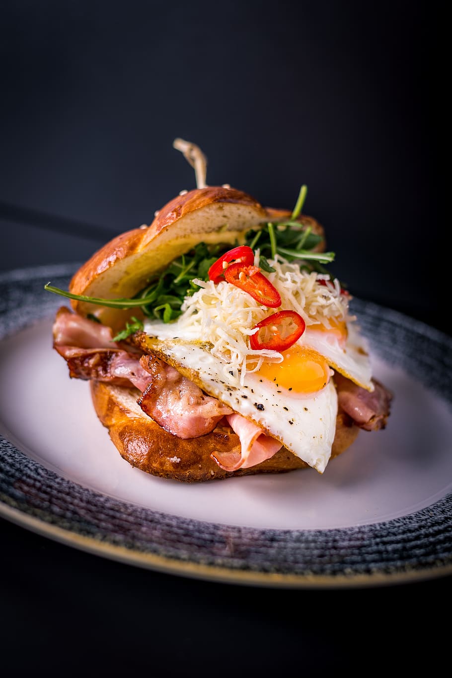 breakfast, burger, bacon, eggs, chilli, food, plate, pictures of food HD wallpaper
