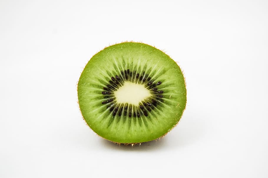 Lonely kiwi close-up, close up, fruit, green, healthy, minimalistic, HD wallpaper