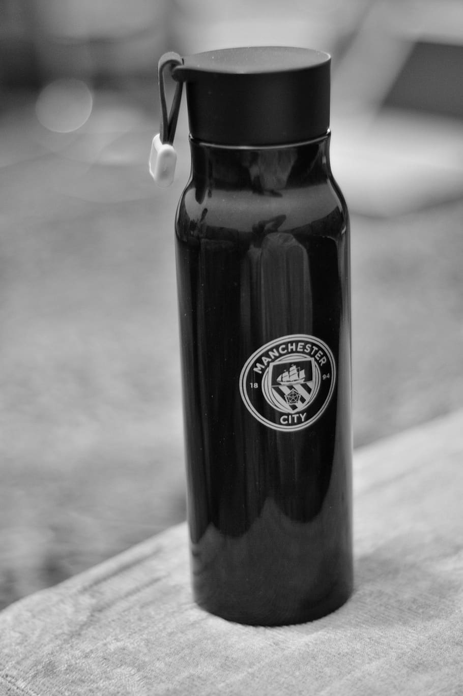 Selective Focus Photography of Manchester City Sports Bottle, HD wallpaper