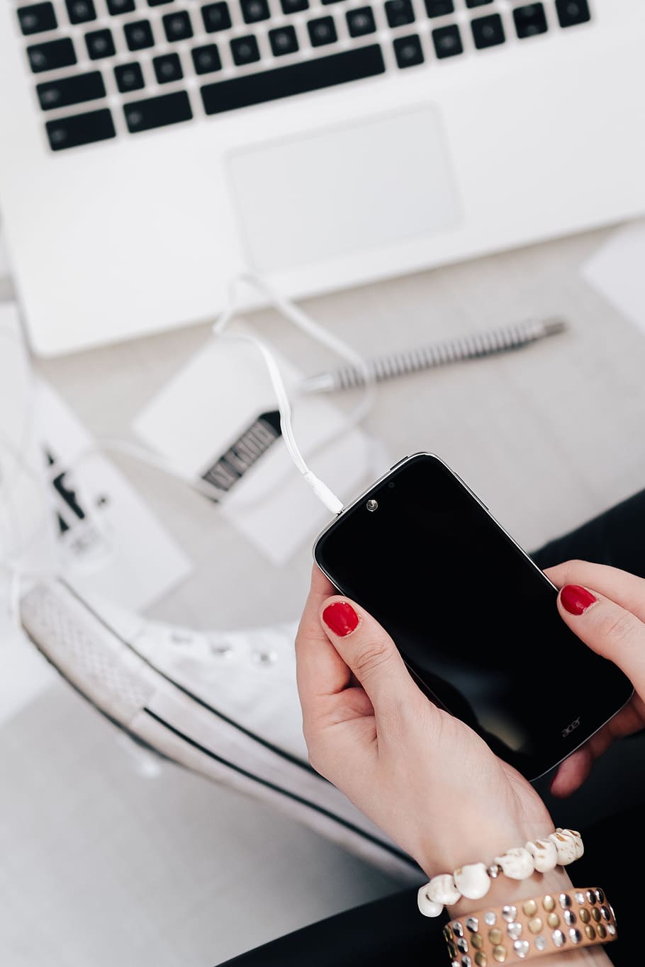 Femine Workplace with White Laptop, minimal, minimalist, workspace HD wallpaper